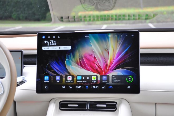 BMW智能座舱再进化：DeepSeek大模型“上车”让车机学会共情