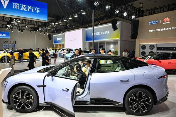 更聪明 更安全 更开放——从智博会看智能网联新能源汽车新趋势