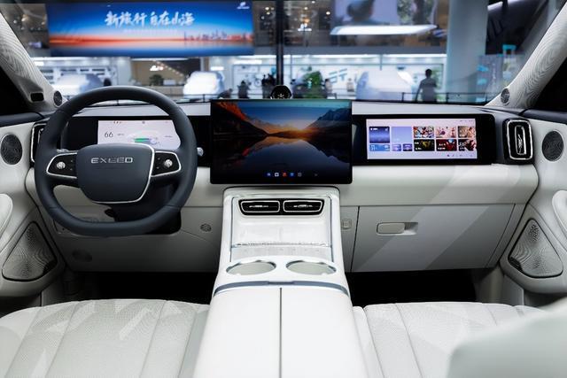 三块大屏+8255芯片！星途ET5用豪华配置重构智能座舱体验(图2)