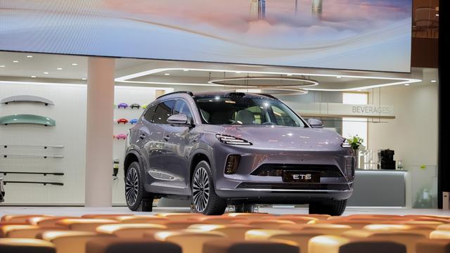 三块大屏+8255芯片！星途ET5用豪华配置重构智能座舱体验