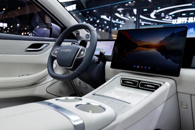 三块大屏+8255芯片！星途ET5用豪华配置重构智能座舱体验(图3)