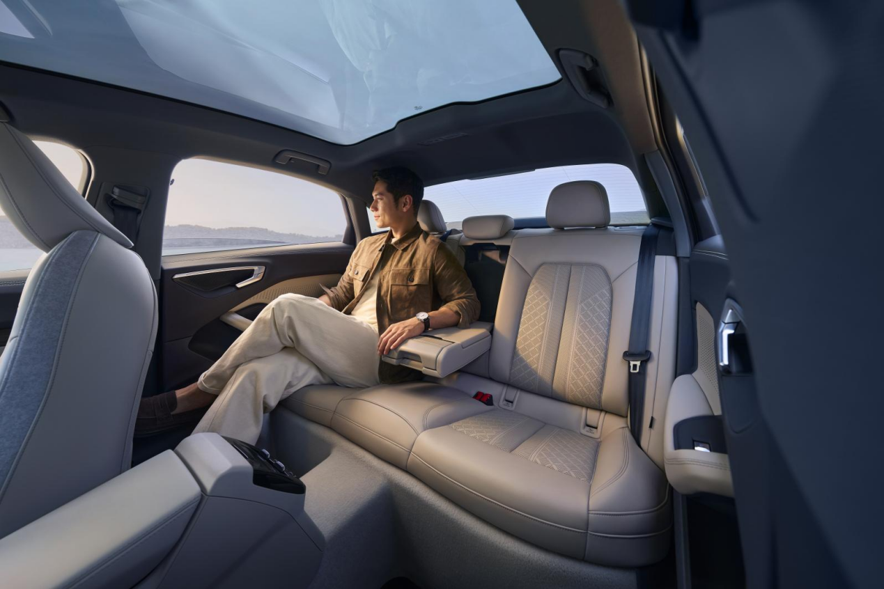 CarPlay Ultra遇冷？丰田、奔驰、比亚迪等车企集体观望智能座舱未来何去何从？