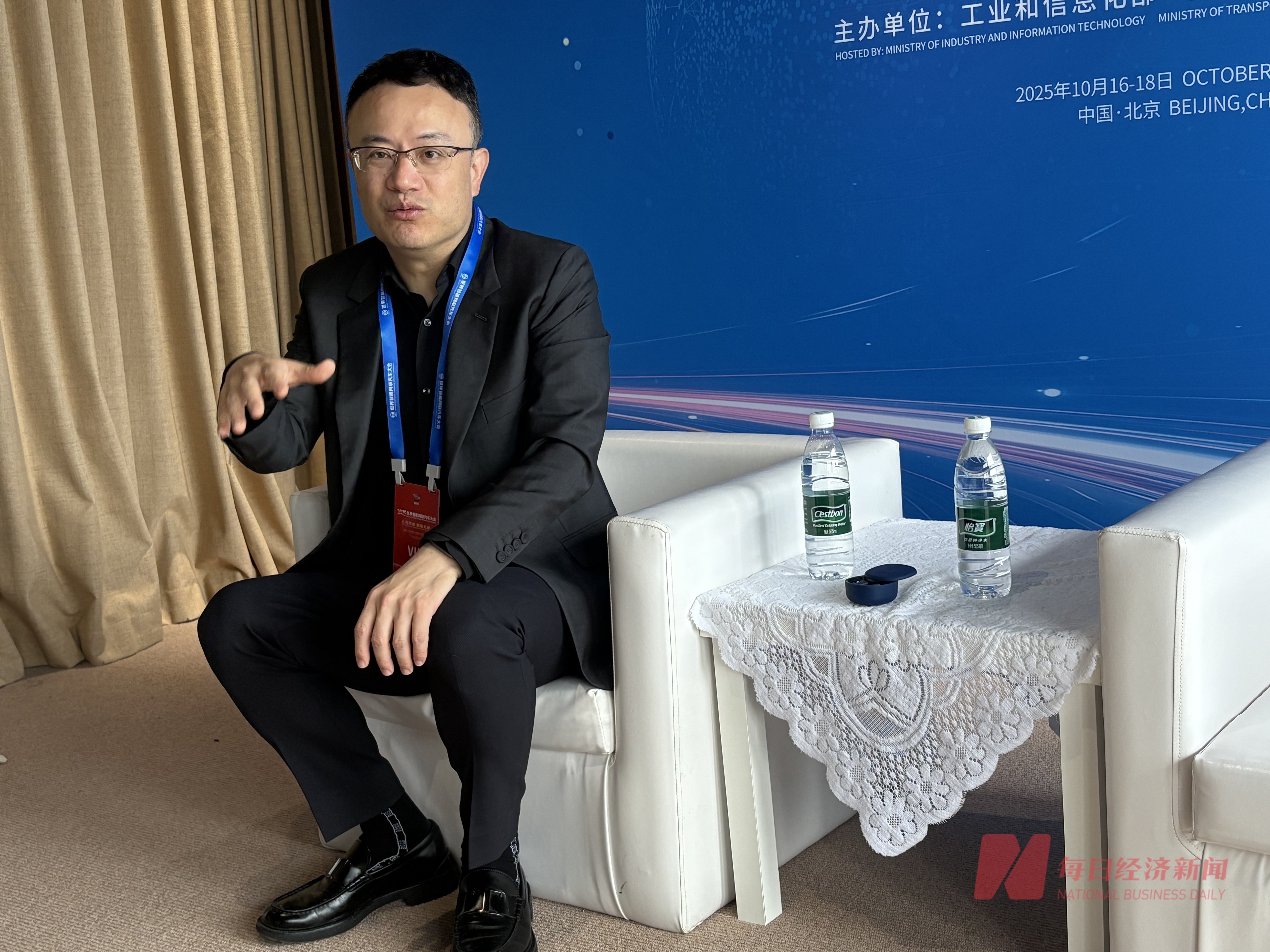 四维图新CEO程鹏回应每经：未来3-5年内一定会出现没有驾驶座的车(图1)