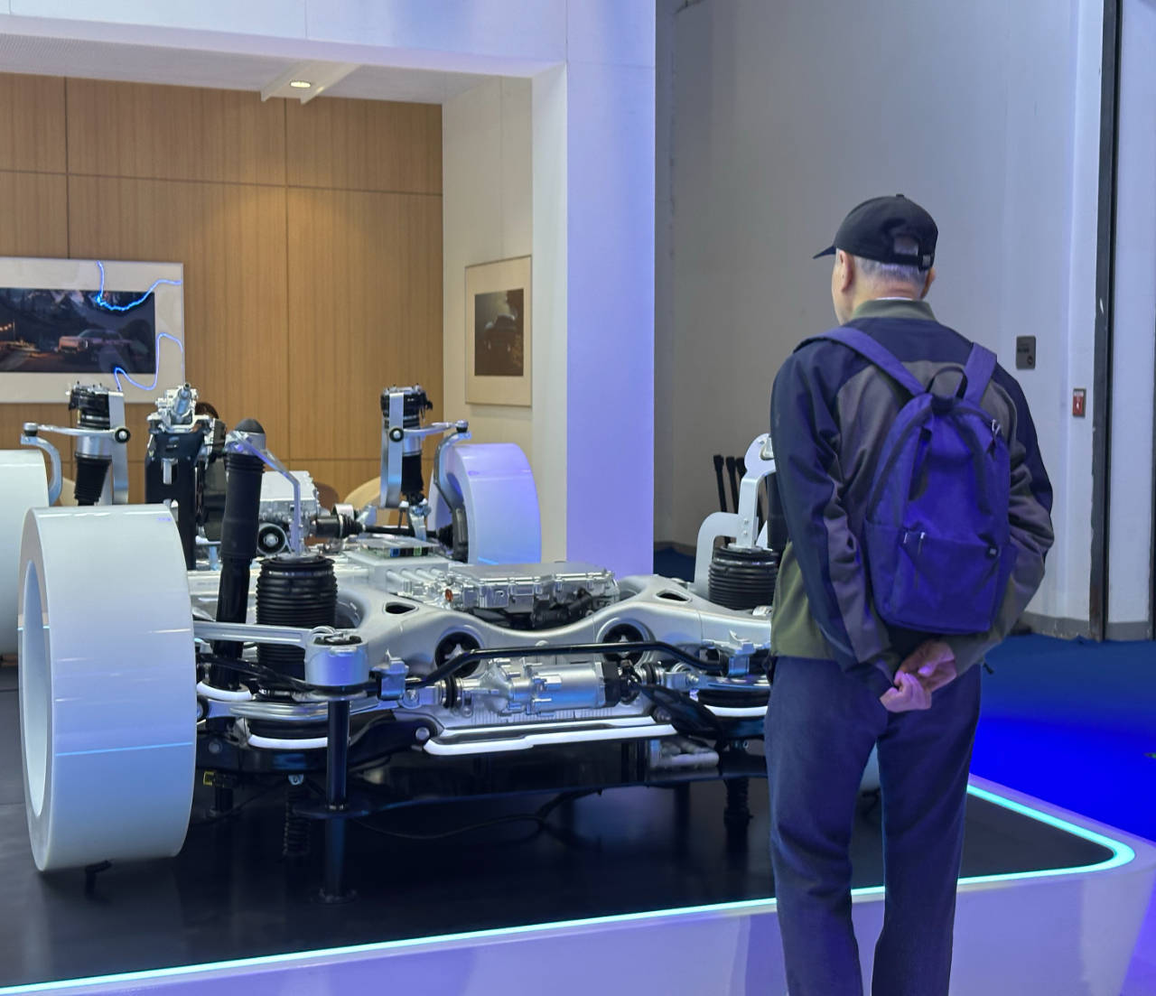 2025世界智能网联汽车大会：智能座舱、清洁能源共绘未来出行新图景(图1)