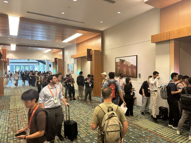 CVPR史上首次！中国车厂主讲AI大模型自动驾驶也玩Scaling Law？(图1)