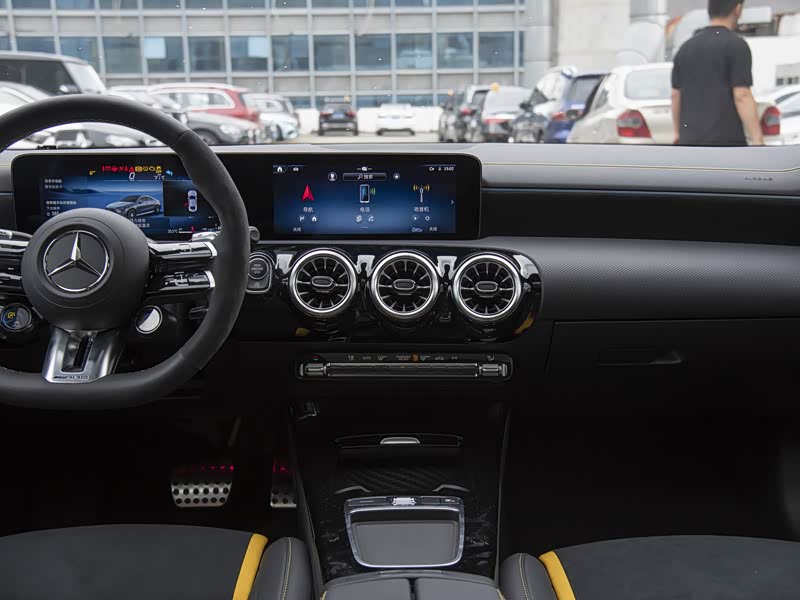 cla220的自动泊车按键在哪里(图1)