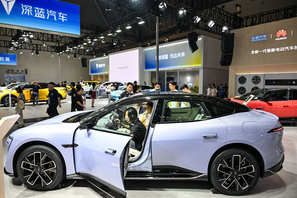 财经聚焦更聪明 更安全 更开放——从智博会看智能网联新能源汽车新趋势(图1)