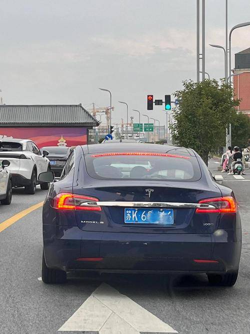 操控灵活好停车 城市通勤家用小轿车(图1)