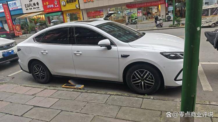 充电车主的噩梦：路边地锁变“电池刺客”智慧停车遭遇安全拷问(图1)