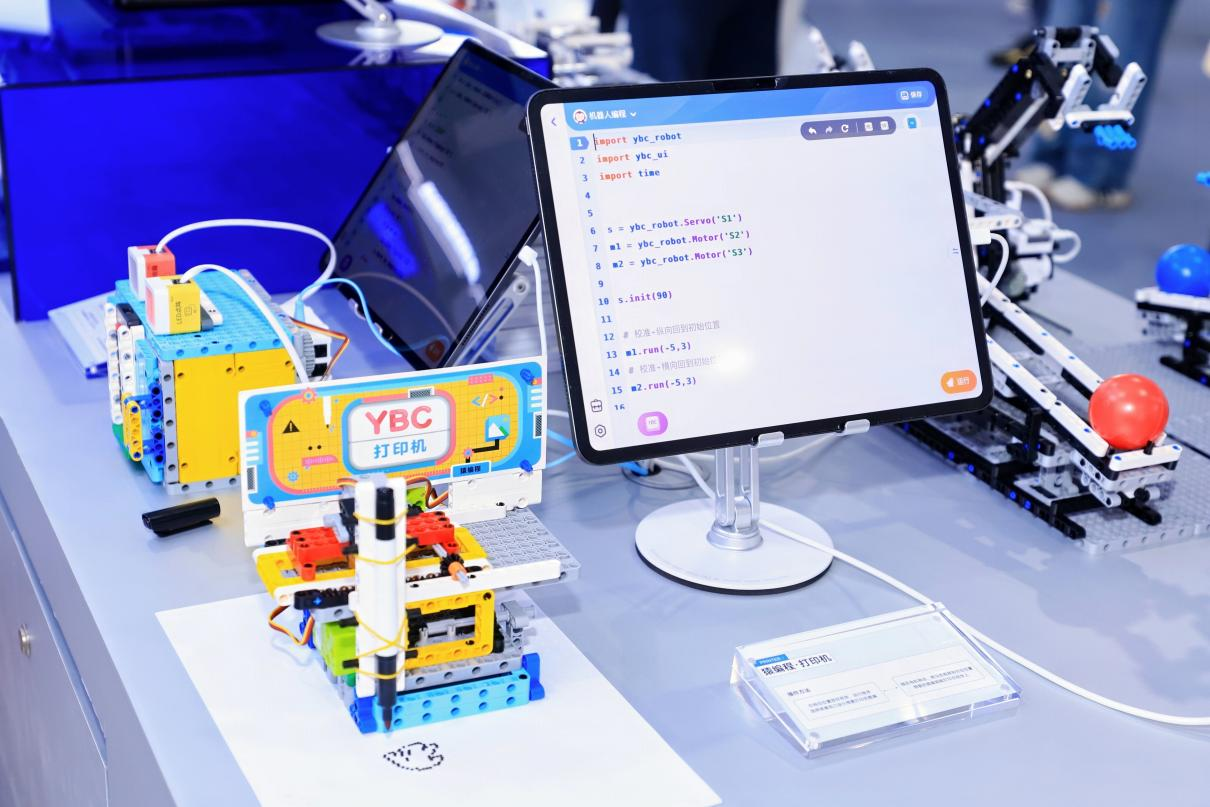 猿编程携星瀚智能套装亮相2025服贸会引领AI教育新潮流(图3)