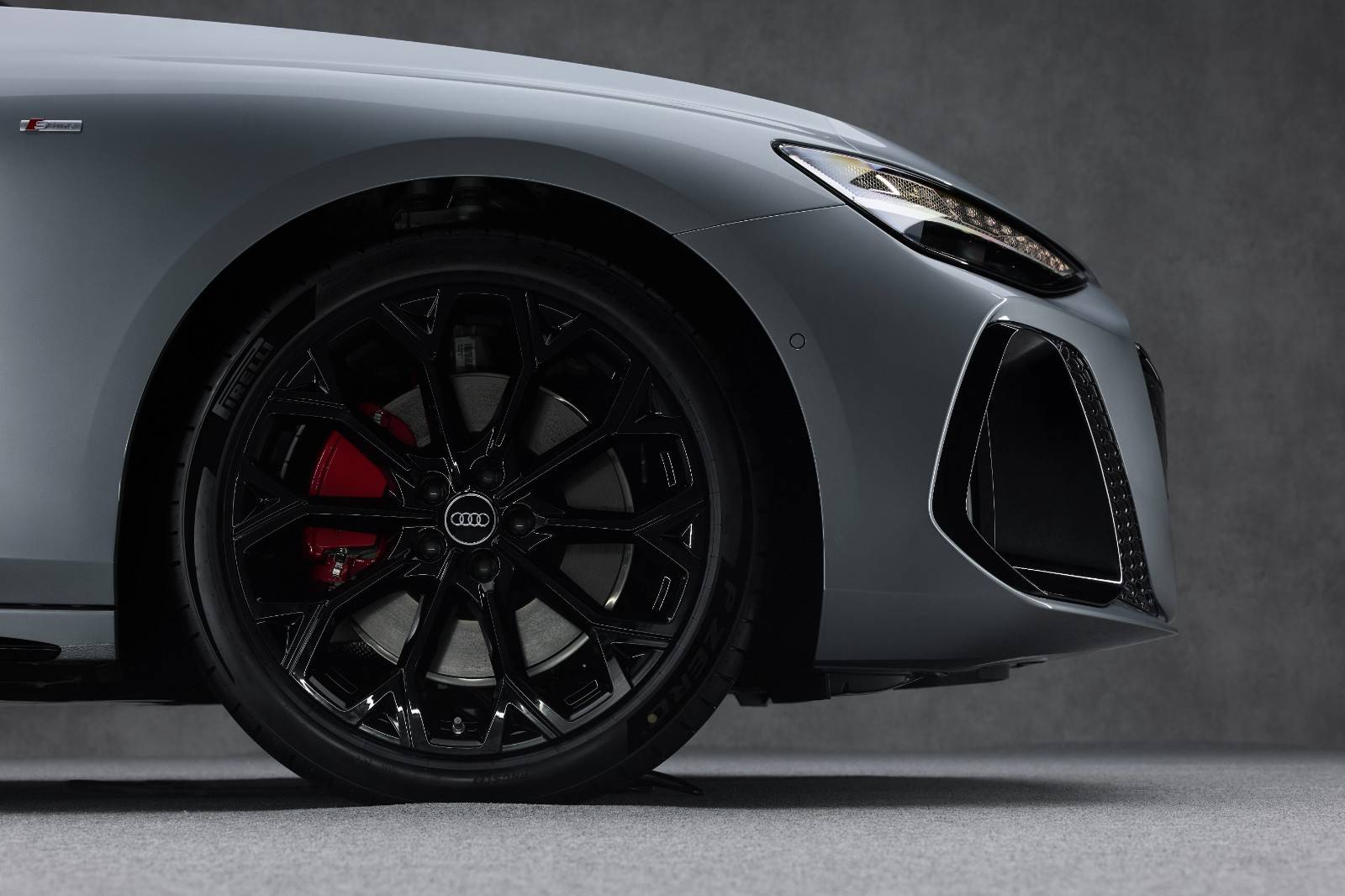 全新奥迪A6L创新融合VMM模块兼顾智能与卓越驾控(图1)