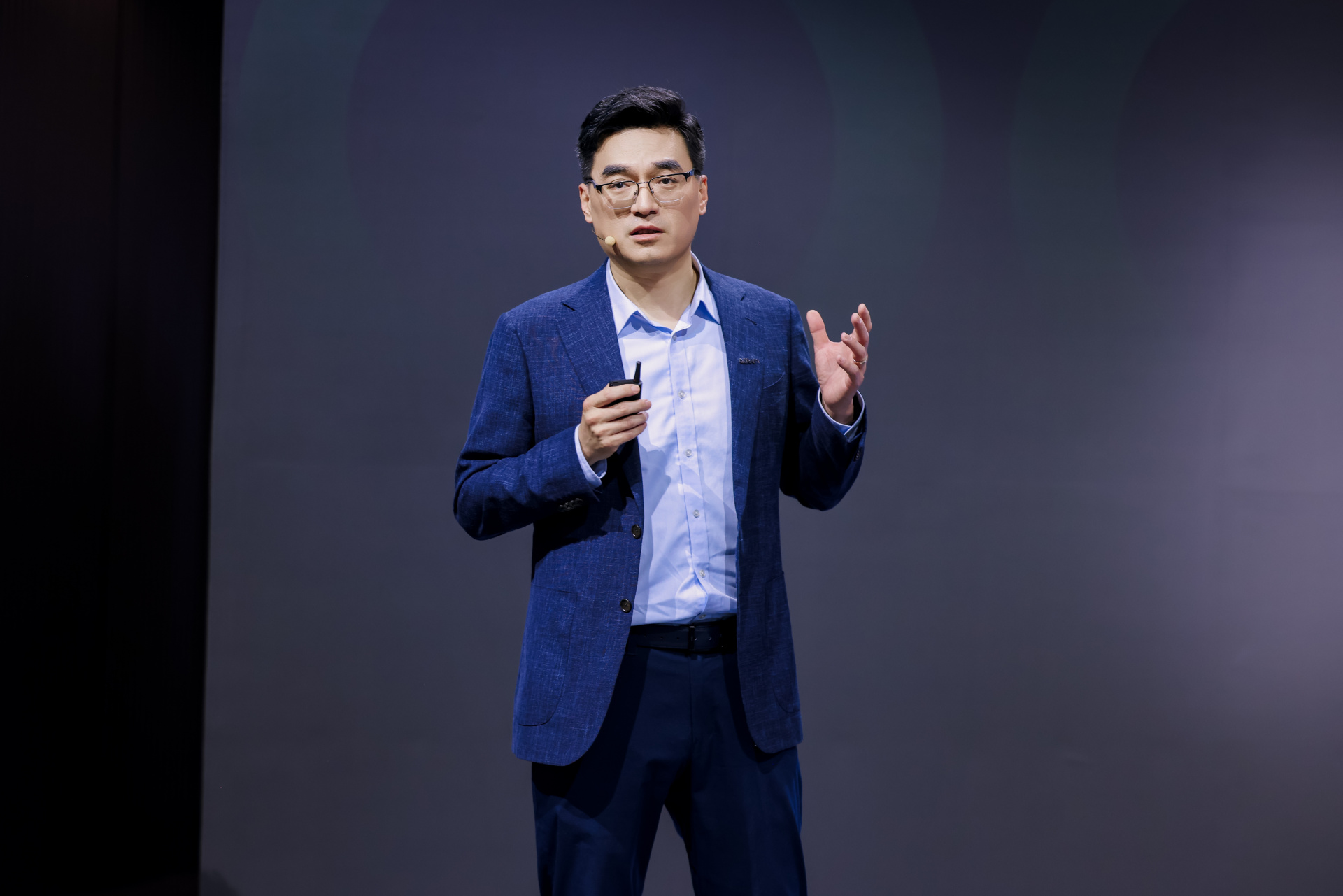 AI相对论③丨轻舟智航CEO于骞：物理世界AI未来十年将爆发乘用车完全无人驾驶最早或于2028年到来(图1)