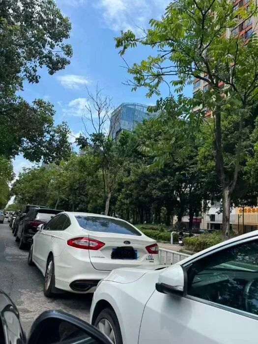 章贡区幸福里一期路段违停车快停成“单行道”了交管回应(图3)